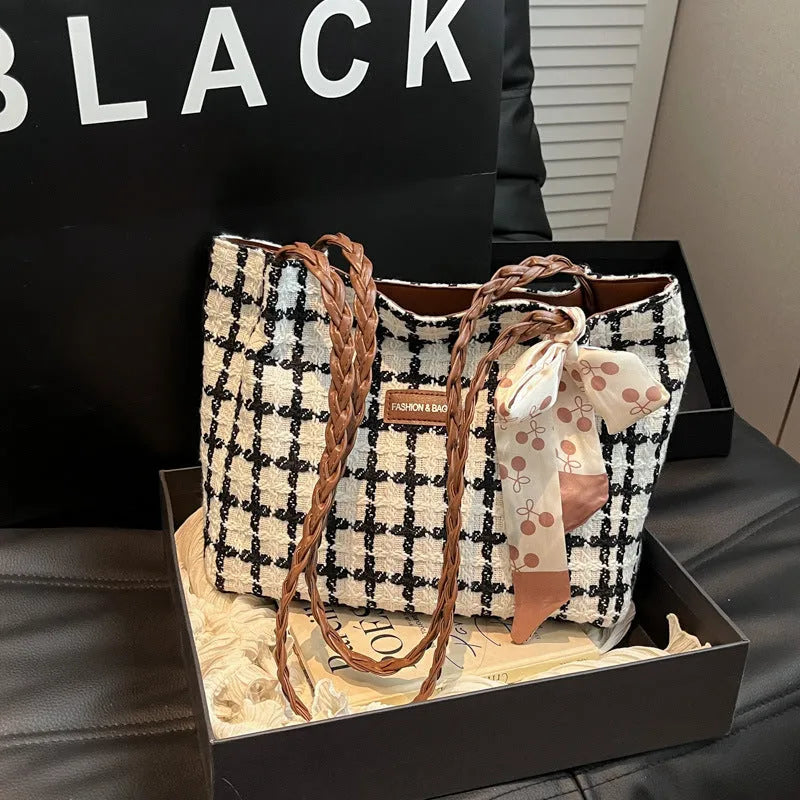 Woolen shoulder bag with horizontal square shape and internal organisers for commuting