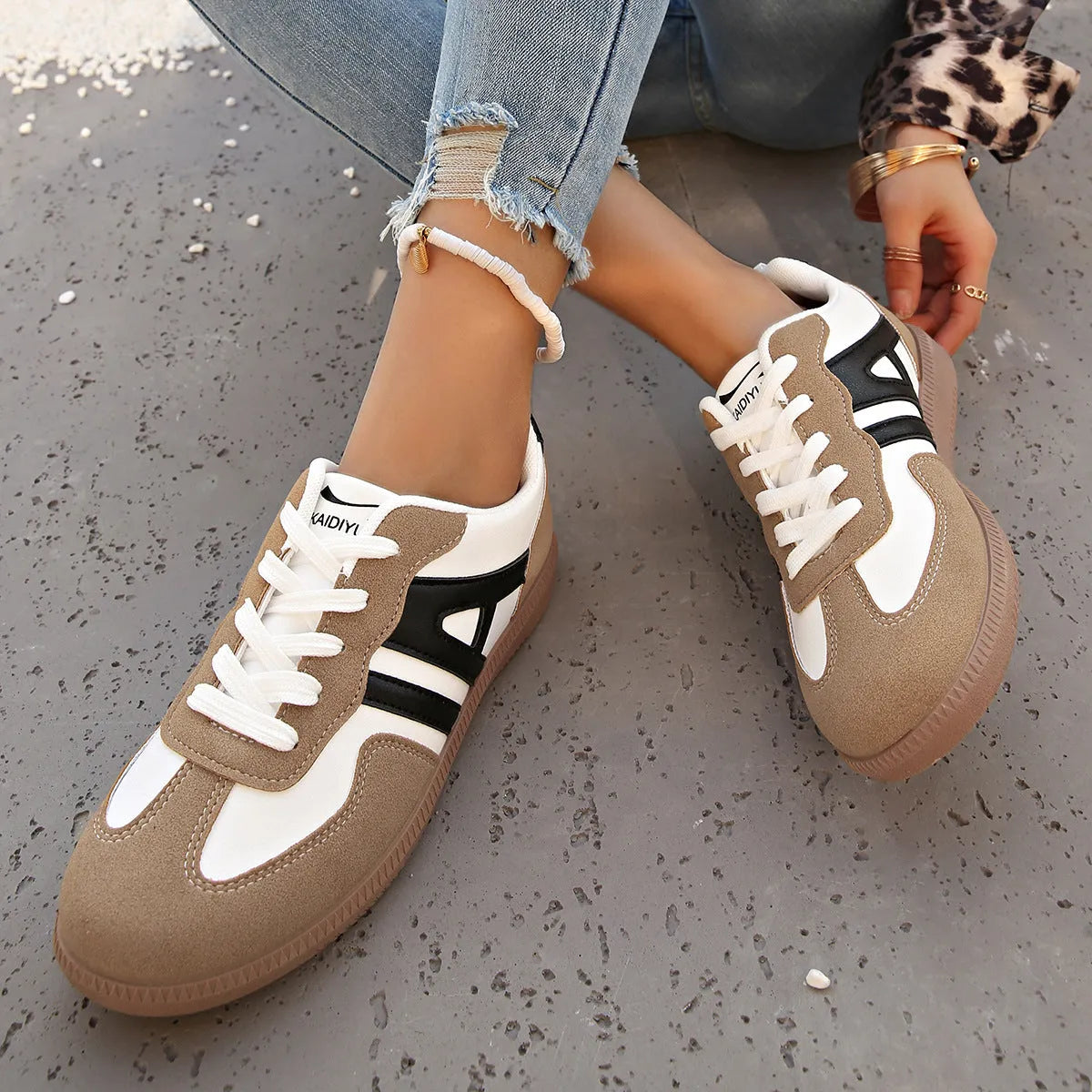 Women's retro colour matching jogging shoes with lace-up design and platform sole