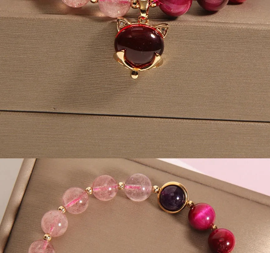 Simple women's bracelet with a strawberry crystal on an 18cm elastic rope band.