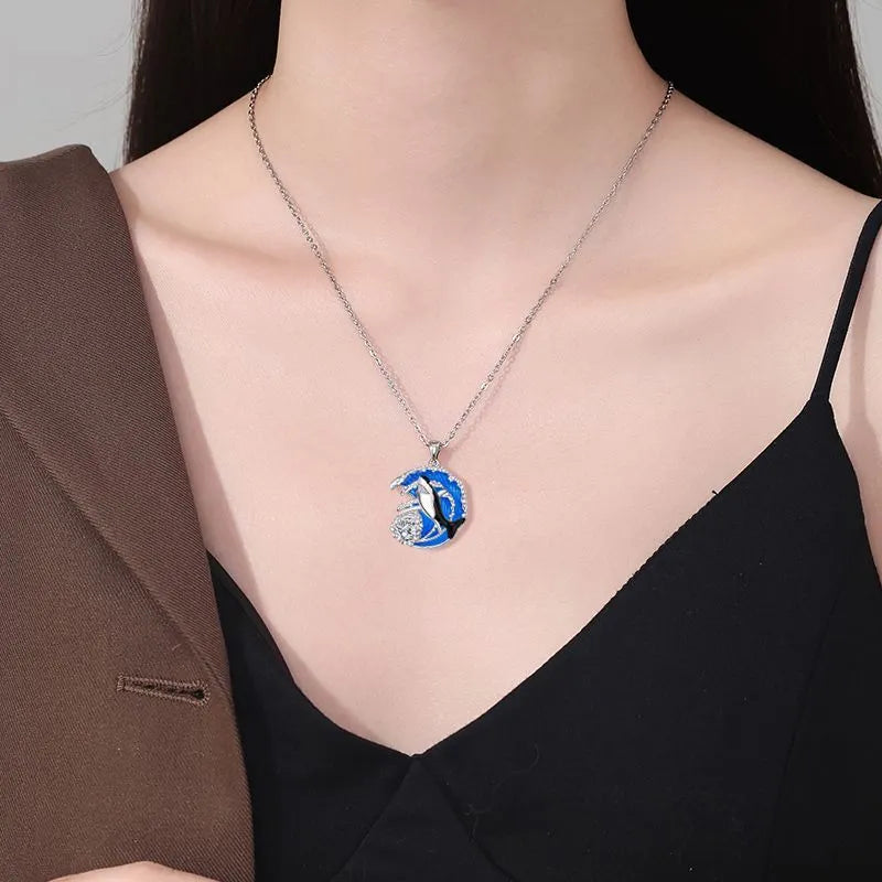 Shark pendant necklace with adjustable 41-50cm length and cross chain design