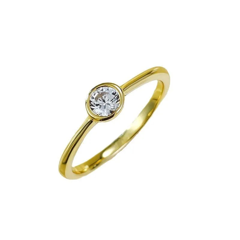 Minimalist crown-shaped silver ring with linear details in platinum or gold finish.