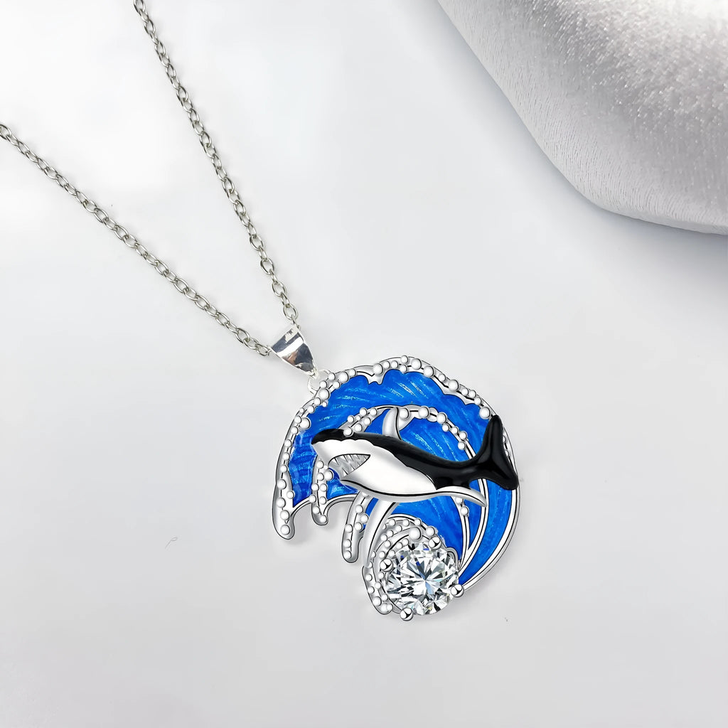 Shark pendant necklace with adjustable 41-50cm length and cross chain design