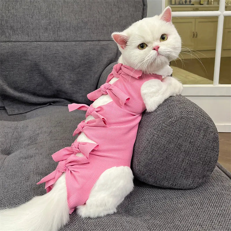 Lace-up cat sterilisation recovery suit in polyester with adjustable fastenings for post-operative wound protection