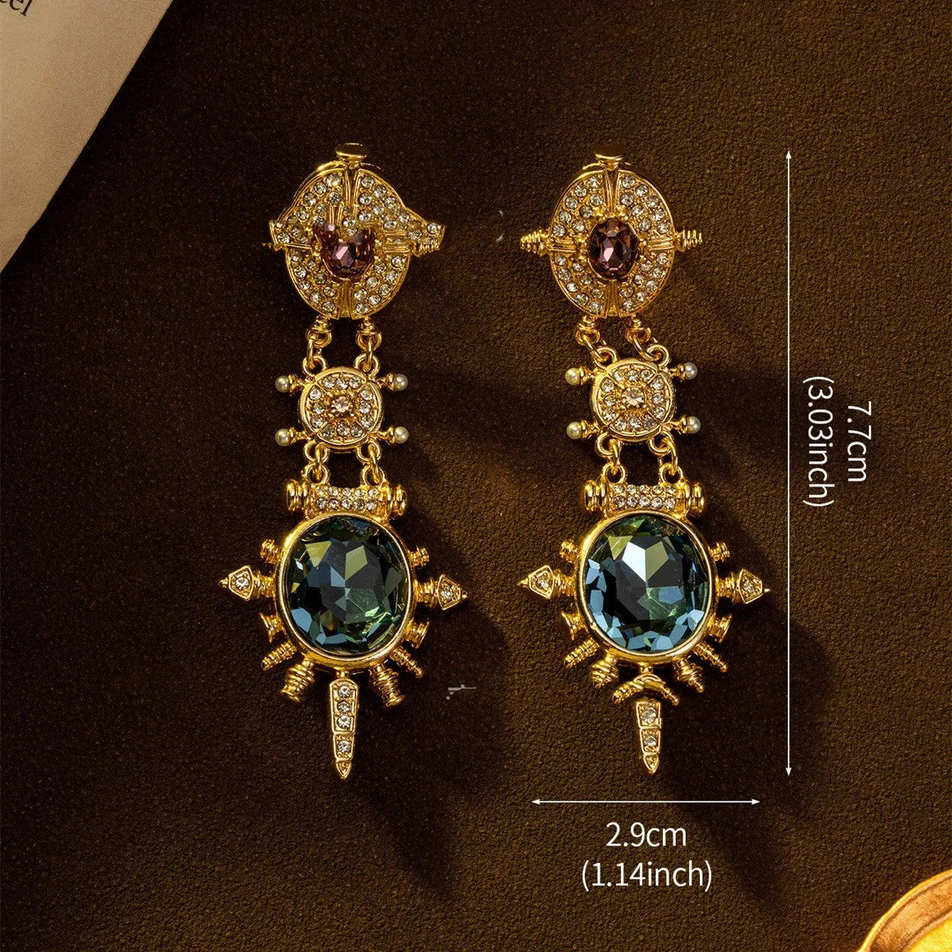 Geometric stud earrings with retro court style, gold colour, and diamond treatment surface