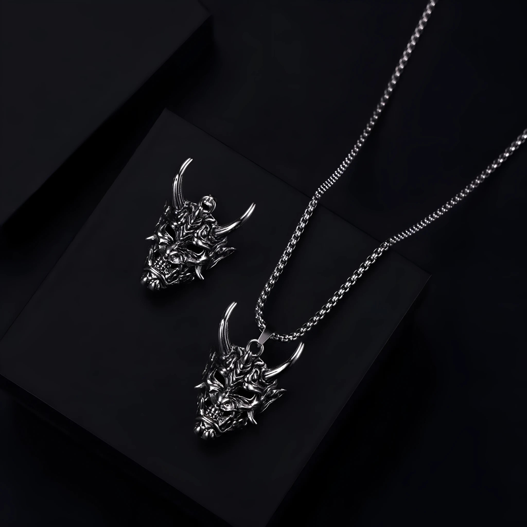 Men's vintage silver necklace with substantial 40mm zinc alloy pendant