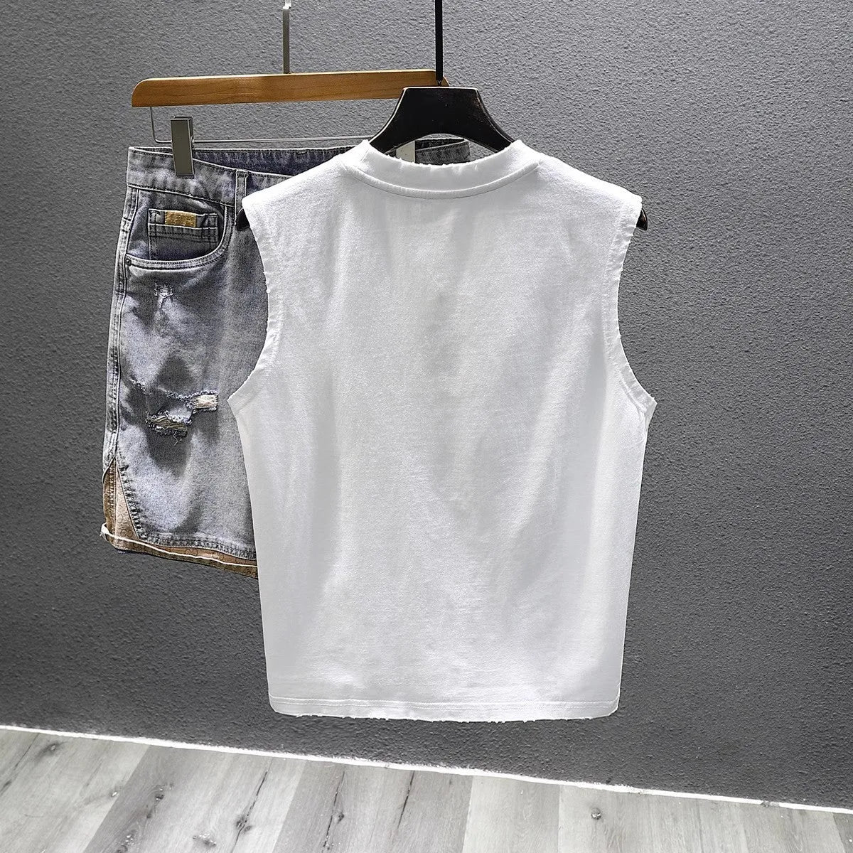 Men's solid colour cotton sleeveless fitness t-shirt in loose-fit version with straight hem design.