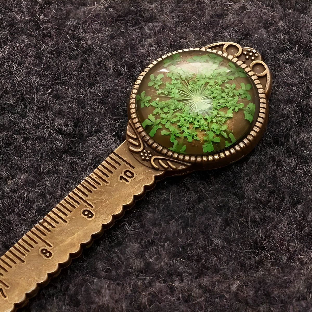 Handmade classical dried flower bookmark with lace flowers and clover, measuring 12cm as a ruler.