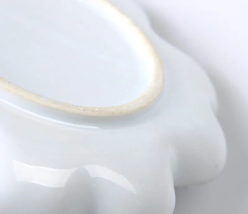 White ceramic painting palette in plum blossom shape for watercolour acrylic oil painting
