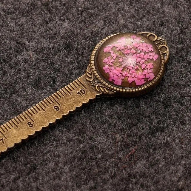 Handmade classical dried flower bookmark with lace flowers and clover, measuring 12cm as a ruler.