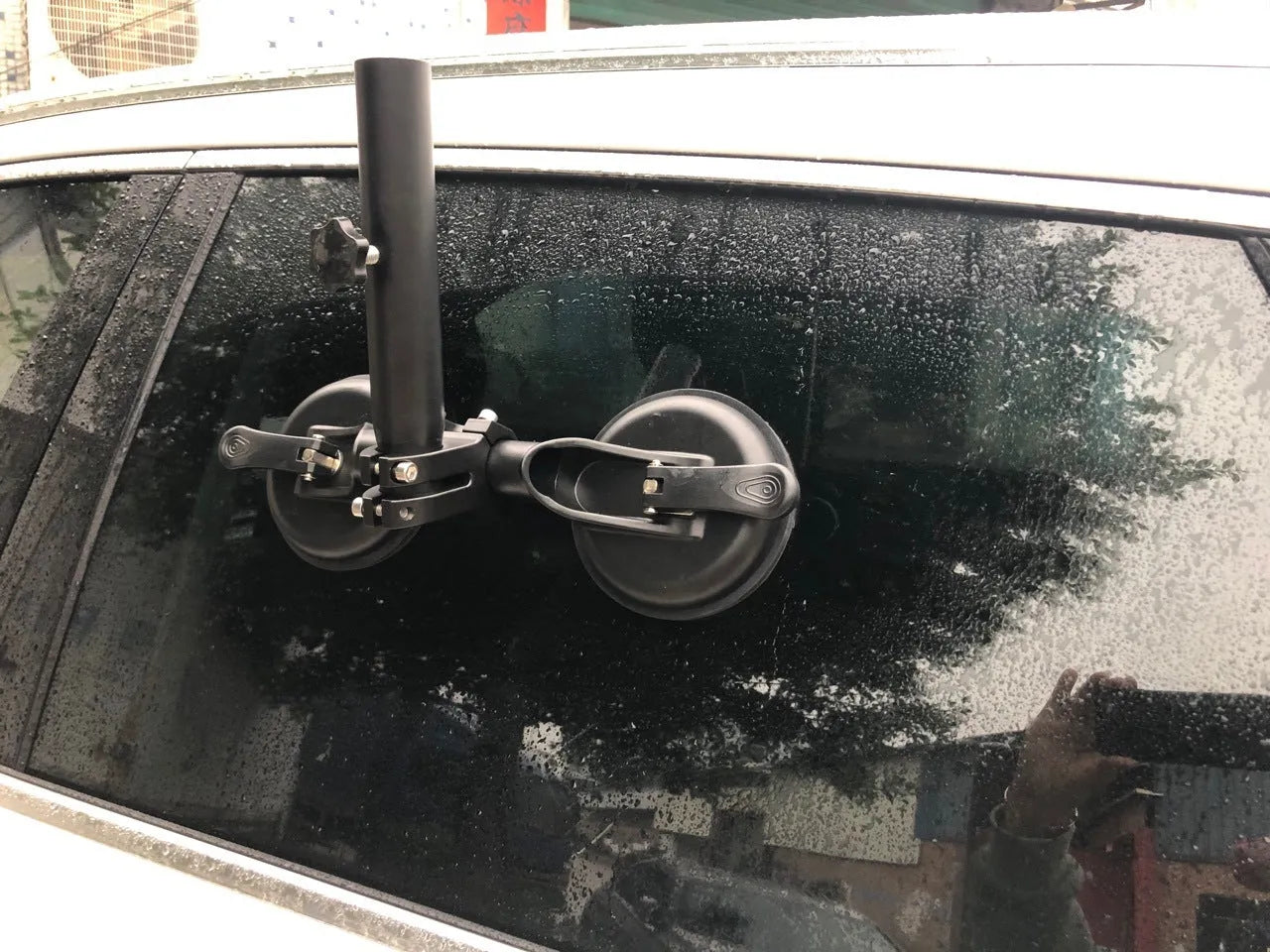 Black off-road car sucker base flagpole mount with ABS construction and glass sucker mechanism