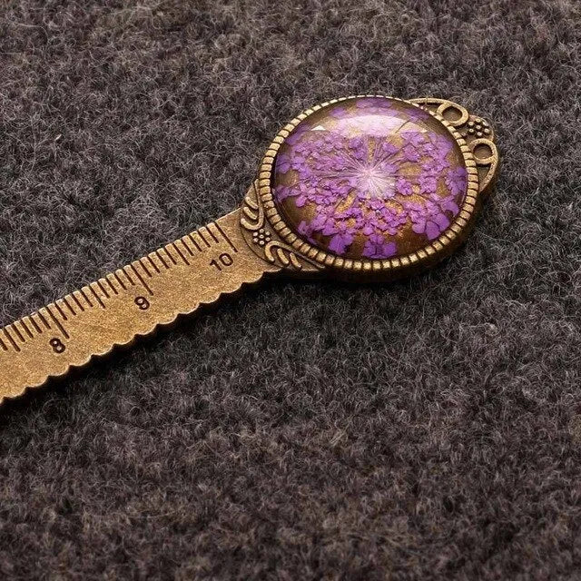 Handmade classical dried flower bookmark with lace flowers and clover, measuring 12cm as a ruler.