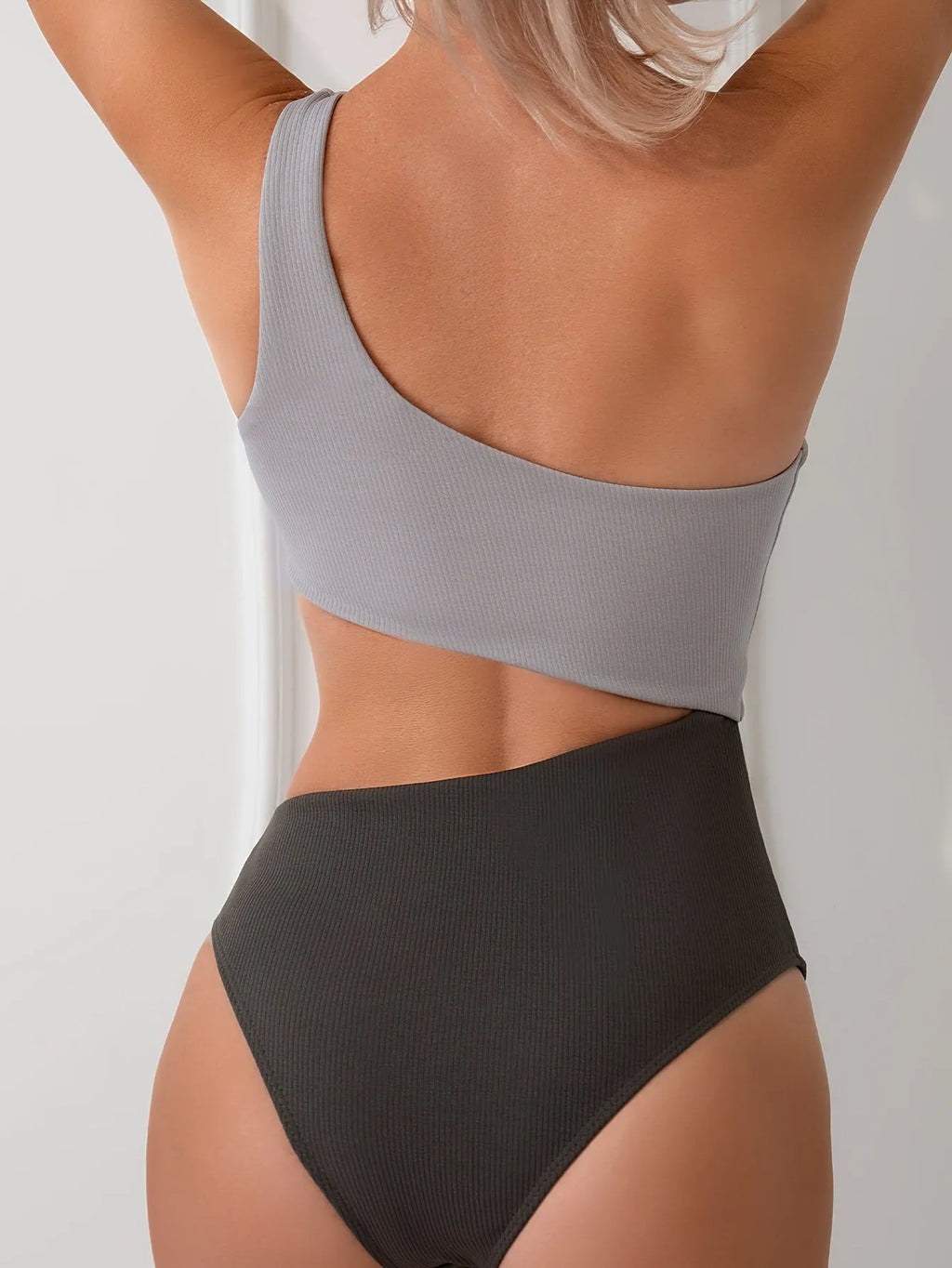 Women's solid colour one-piece swimsuit with one-shoulder design in light grey