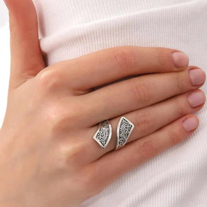 Silver women's adjustable ring with minimalist retro design and electroplated finish