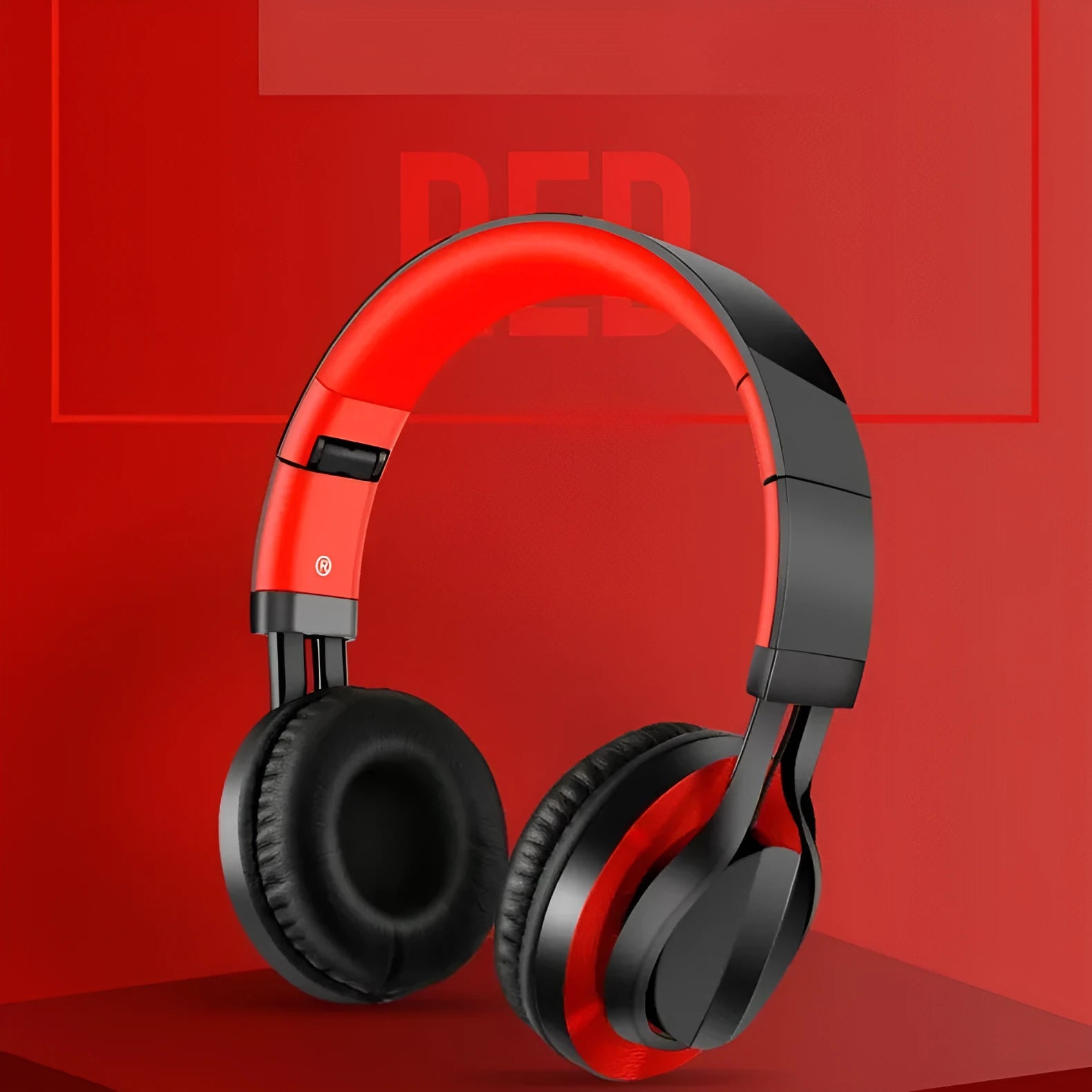 Black wired over-ear headphones with microphone, 40mm drivers and 1.5m cable with 3.5mm plug