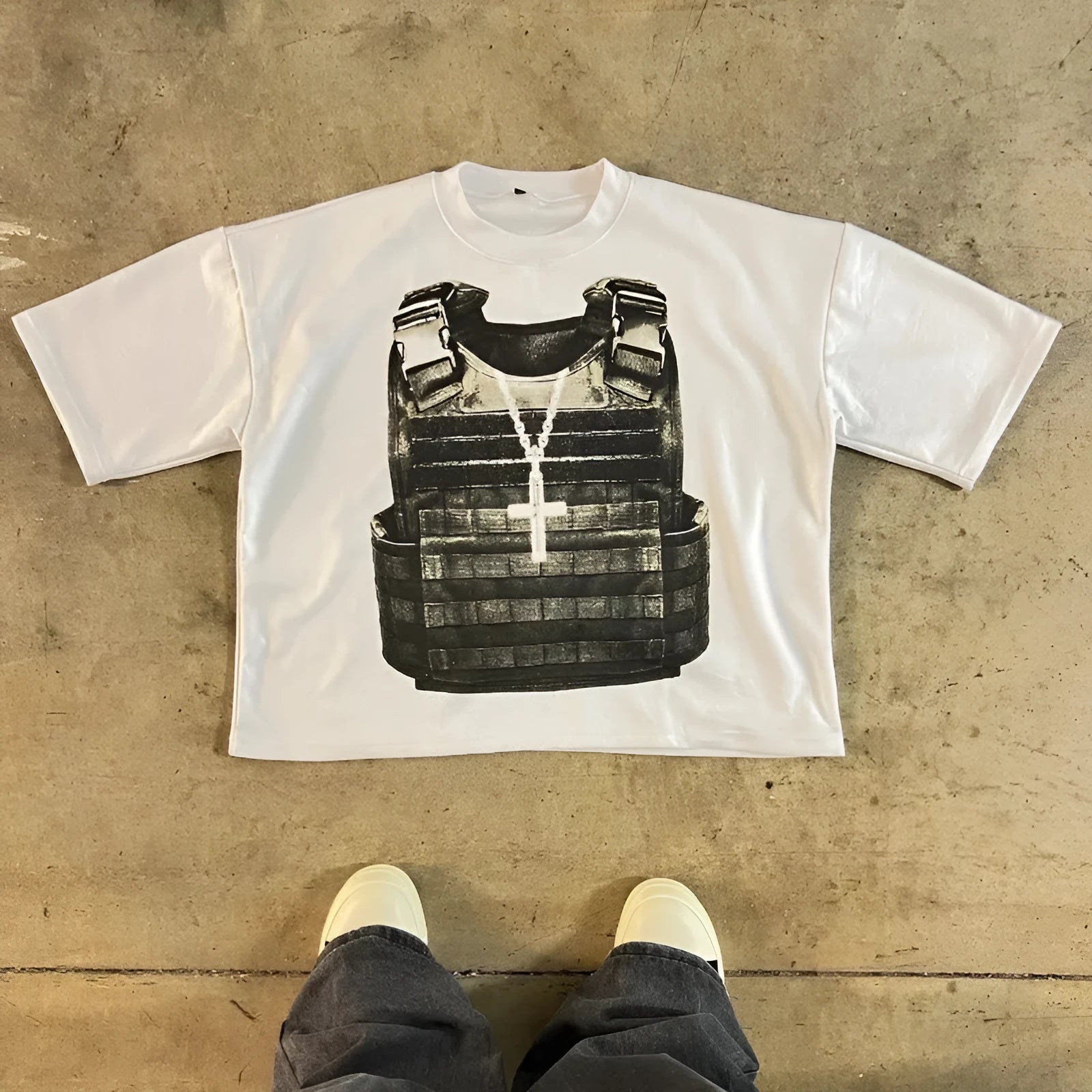 Printed short sleeve cotton T-shirt with retro street style design and drop-shoulder sleeves.