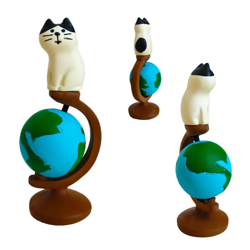 Resin cat figurine statue with Statue of Liberty travel theme in cartoon style