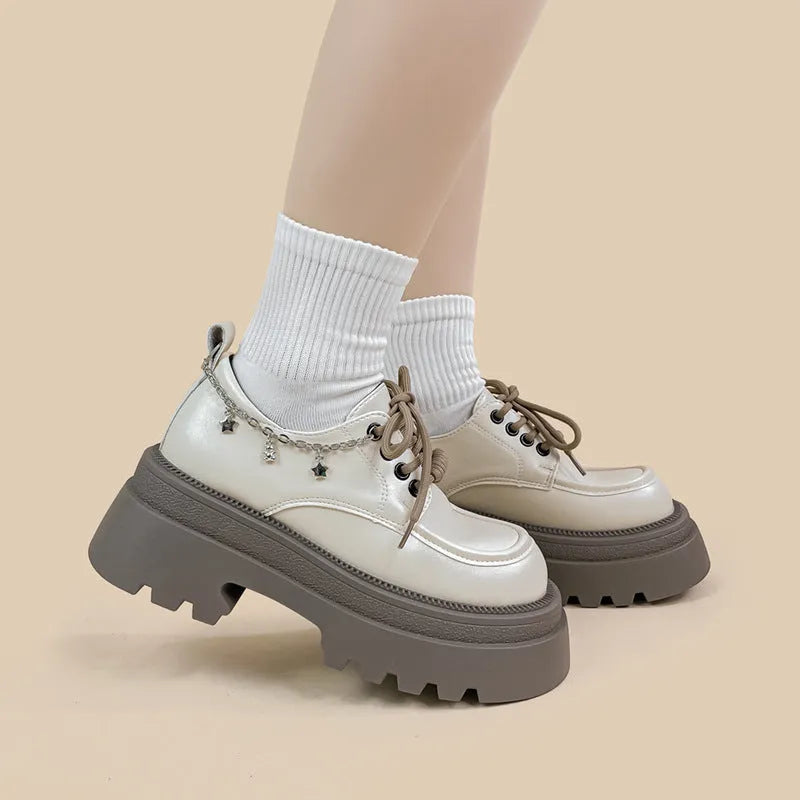 Amy And Mai white platform Mary Jane shoes with chunky 6-8cm heel and front lace-up.