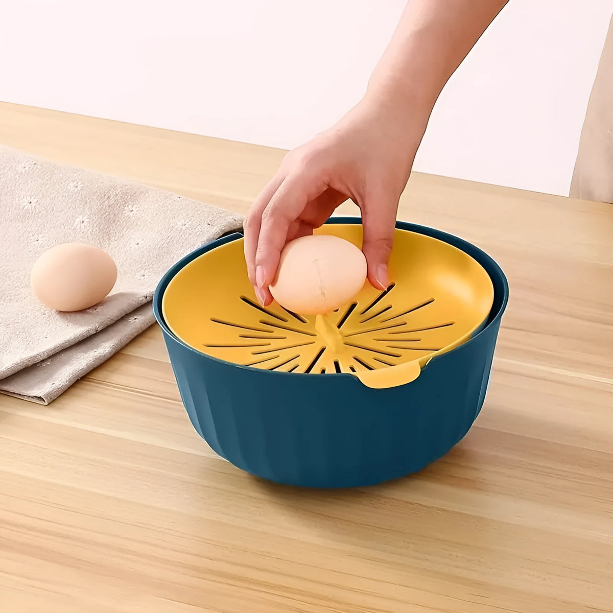 PP plastic egg yolk and white separator in blue yellow, Nordic green, or apple red for home kitchen use
