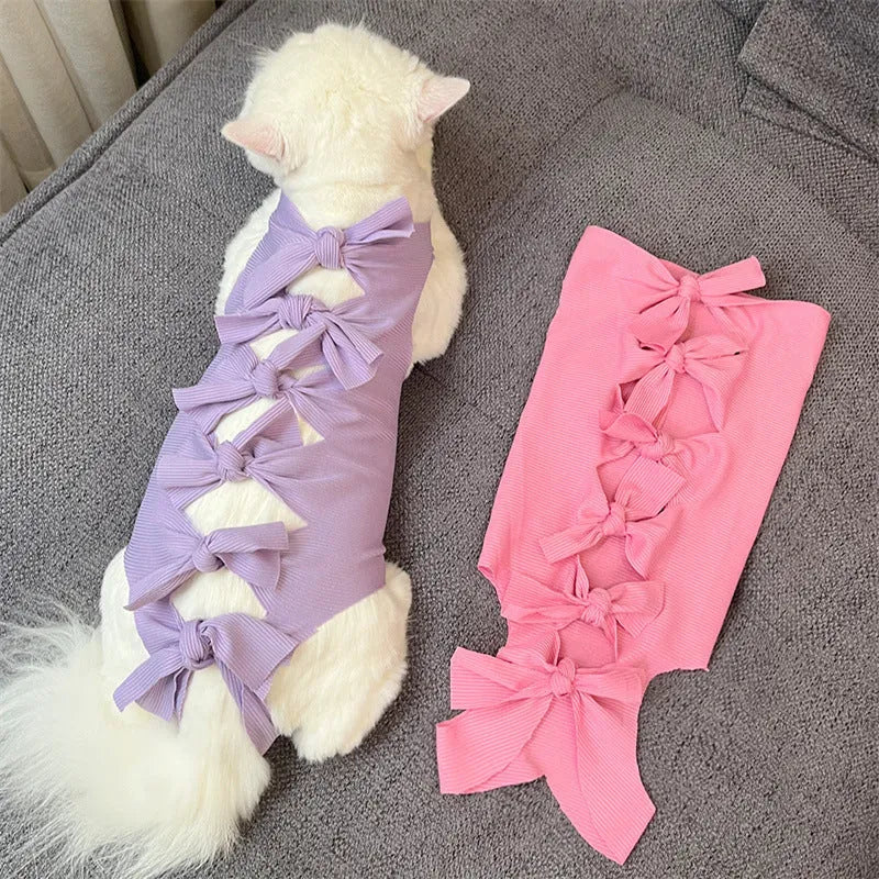 Lace-up cat sterilisation recovery suit in polyester with adjustable fastenings for post-operative wound protection