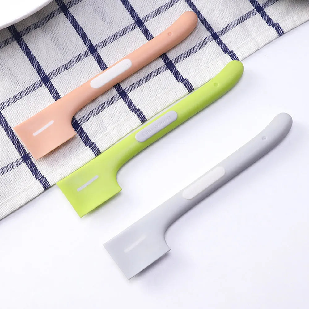 Long-handled pet feeding spoon for dog and cat wet food with angle scraping edge