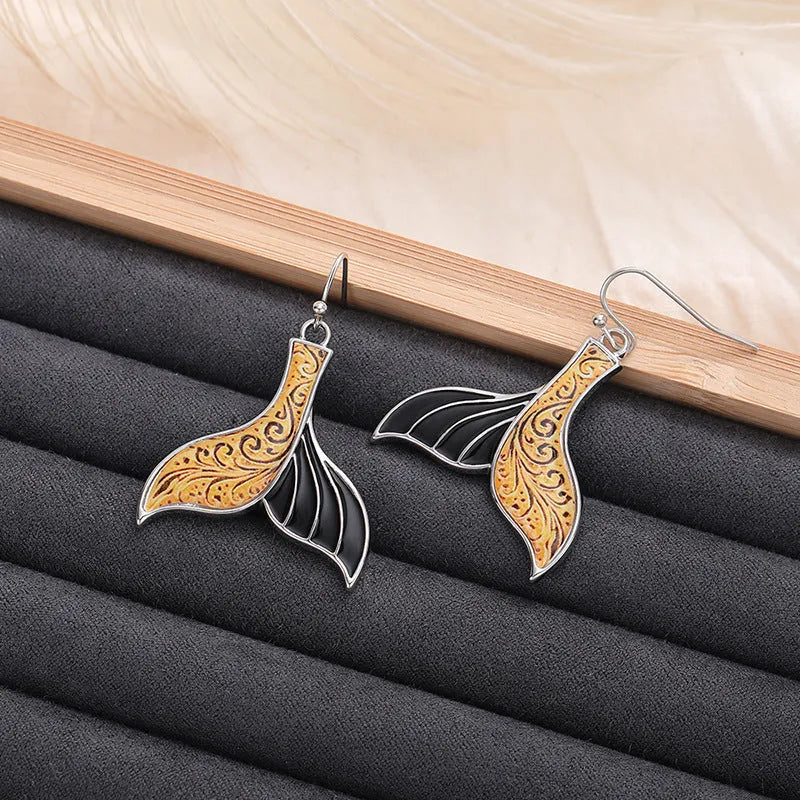 Women's fishtail earrings with whale motifs in white gold colour alloy jewellery