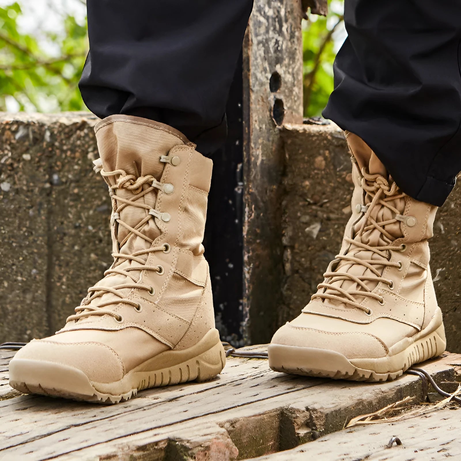 Yulong unisex tactical desert combat boots in black and sand colours, shown as outdoor climbing shoes.