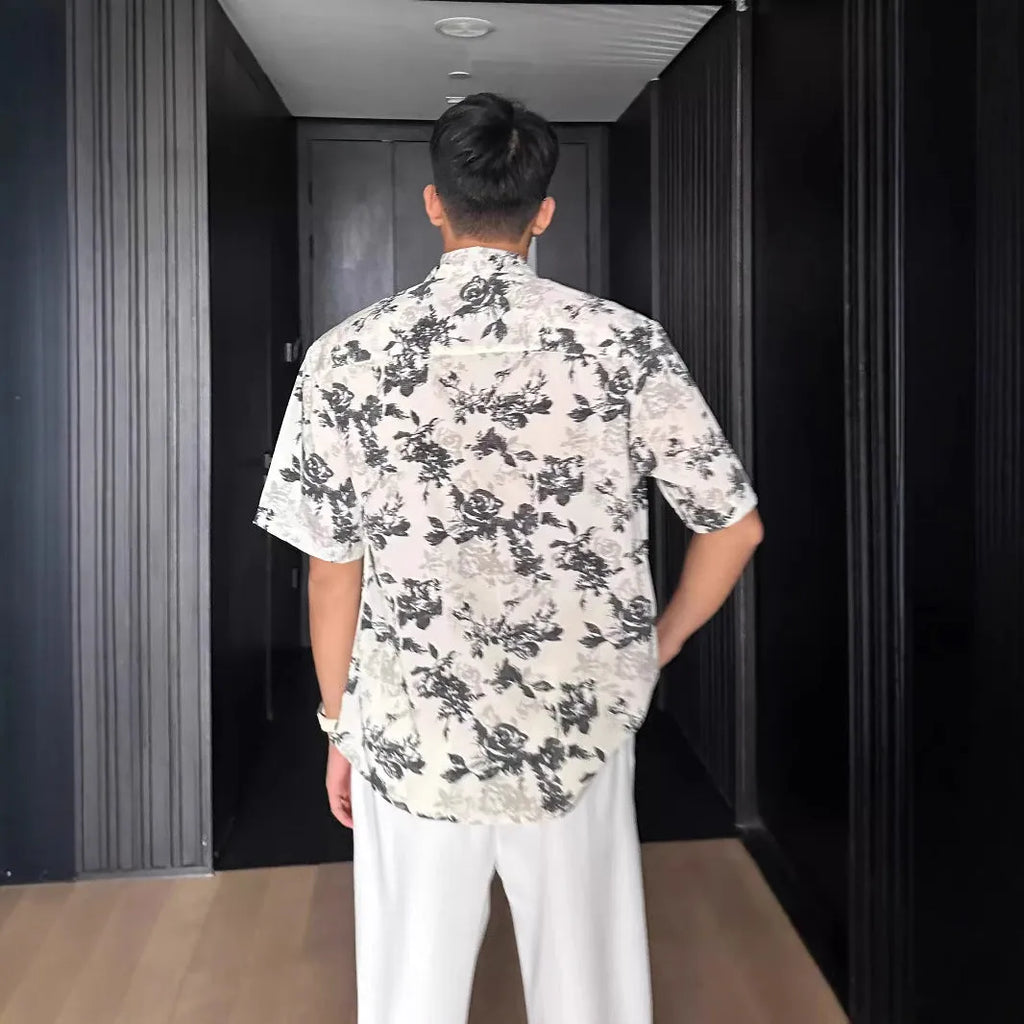 Men's loose-fit printed short sleeve shirt with pendant detail and floral pattern in white or black colours