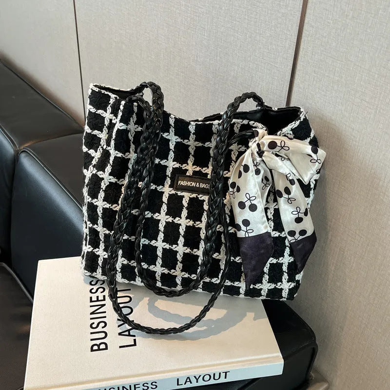 Woolen shoulder bag with horizontal square shape and internal organisers for commuting
