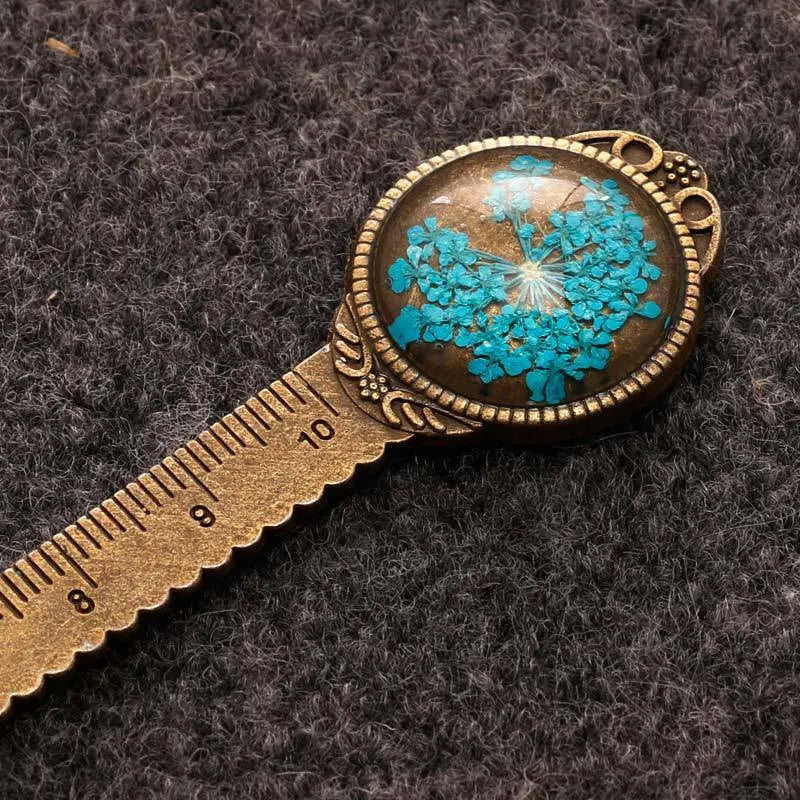Handmade classical dried flower bookmark with lace flowers and clover, measuring 12cm as a ruler.