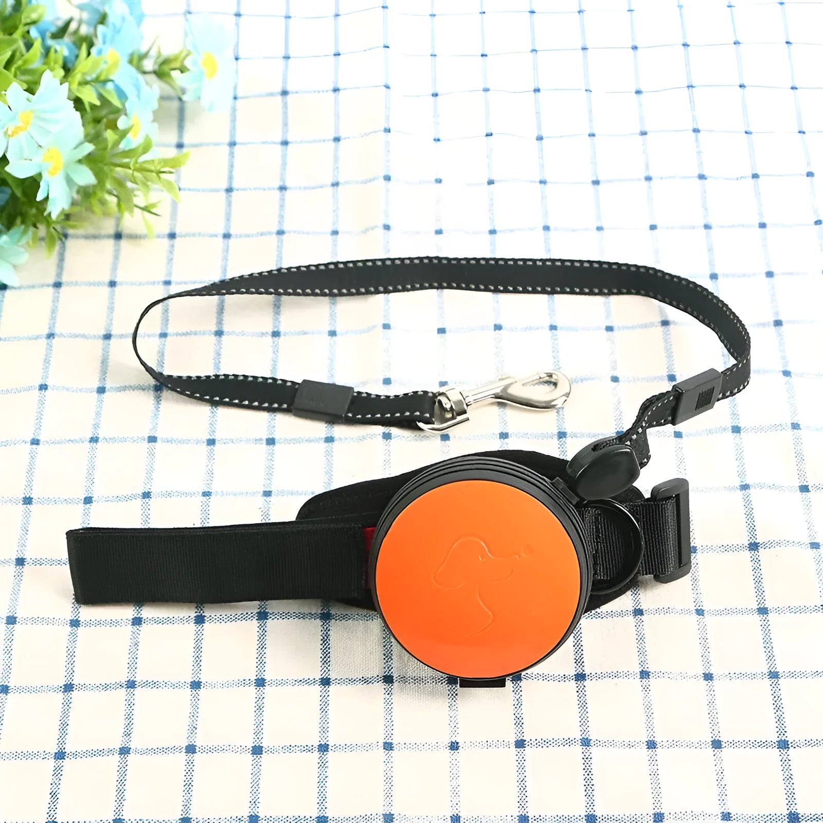 Automatic retractable dog leash with 3-metre nylon cord in multiple colour options
