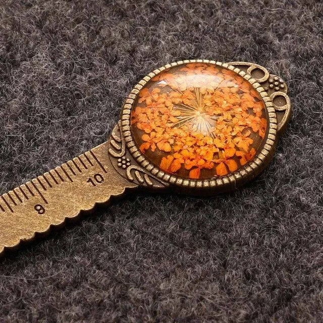 Handmade classical dried flower bookmark with lace flowers and clover, measuring 12cm as a ruler.
