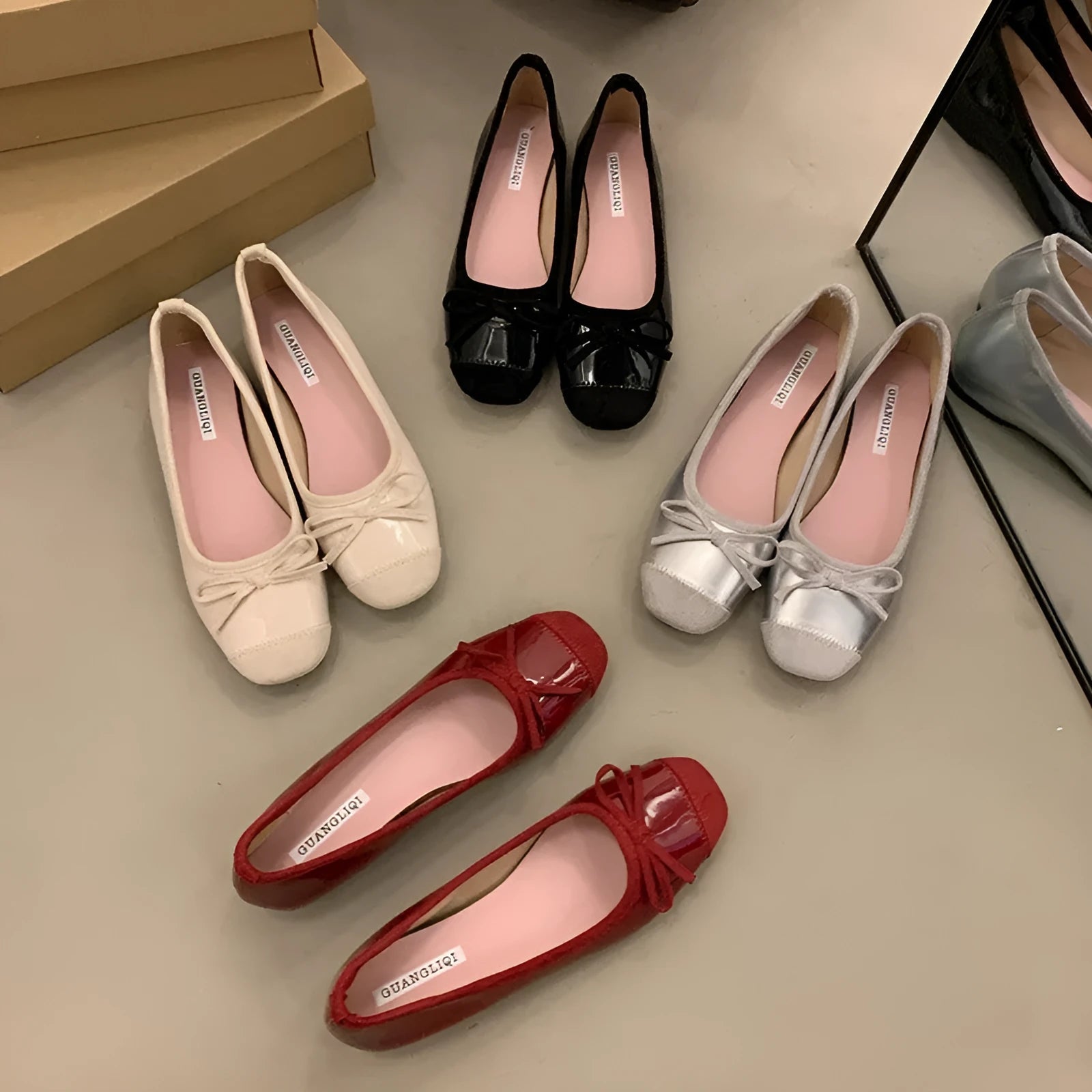 Women's retro ballet flats with square toe and bow detail in Mary Jane style