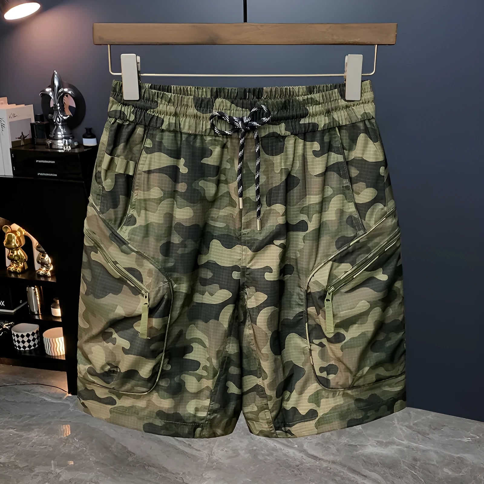 Men's camouflage cargo shorts in cotton blend fabric with loose fit and cargo pockets