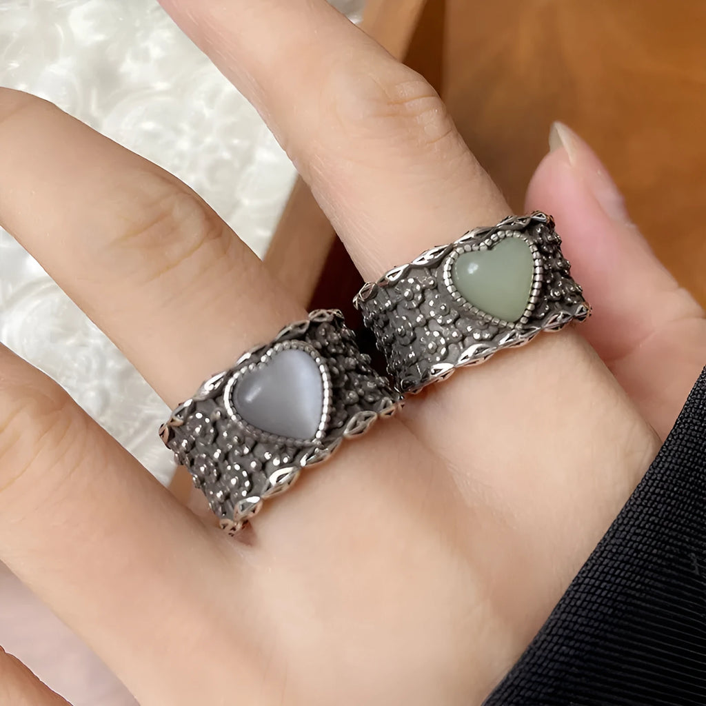Retro adjustable heart-shaped ring in white copper plated silver with love design elements