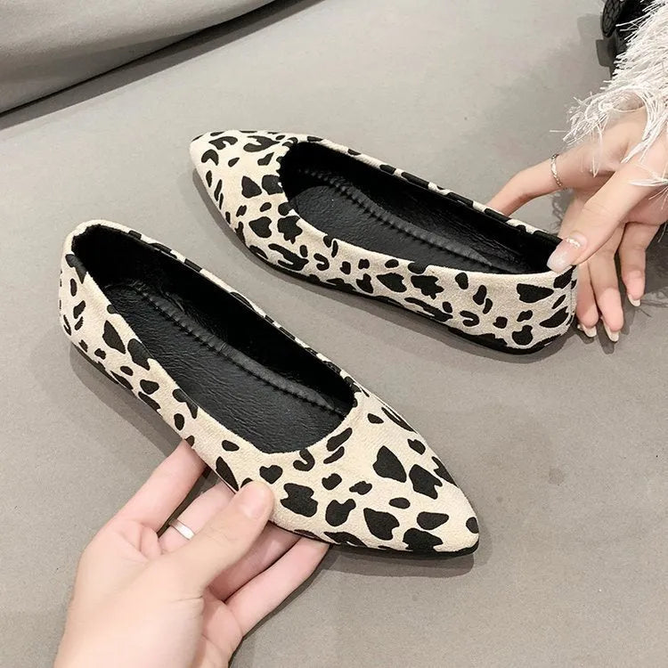 Women's leopard print flat pumps with pointed toe and low heel on cotton upper
