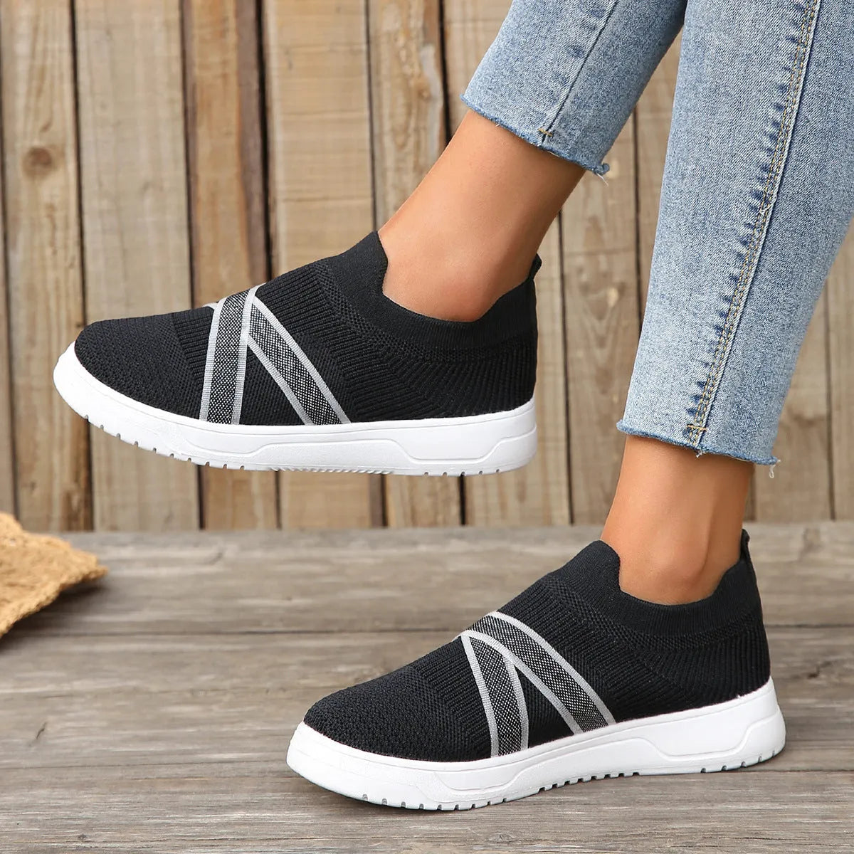 Black women's flat shoes with flyknit mesh upper, round toe and tassel detail