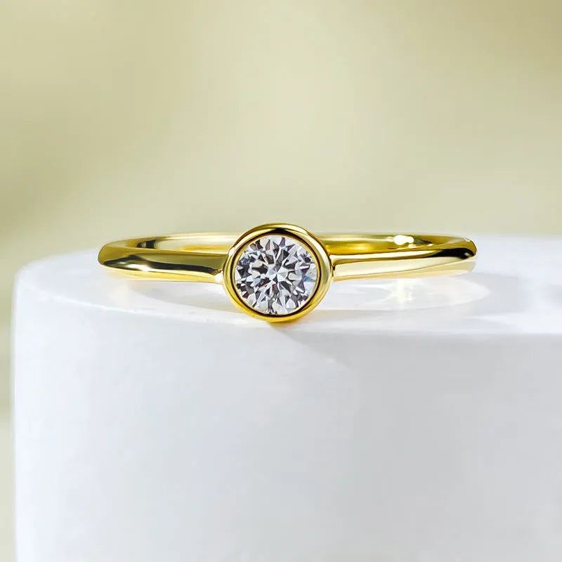 Minimalist crown-shaped silver ring with linear details in platinum or gold finish.