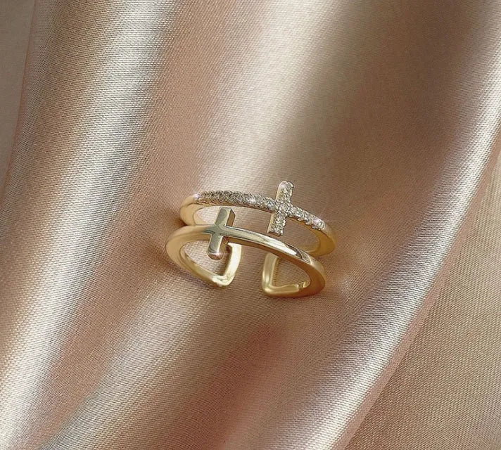 Women's geometric adjustable copper ring with sterling silver and zircon inlay on a hand.