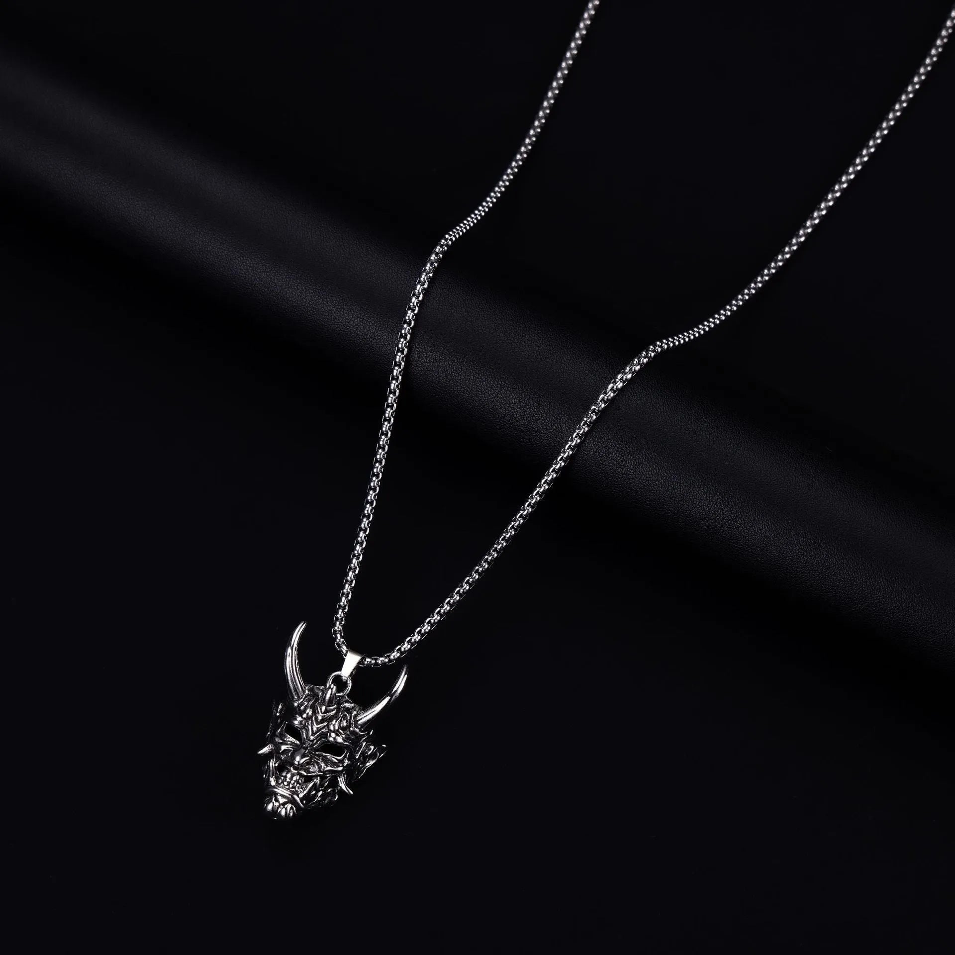 Men's vintage silver necklace with substantial 40mm zinc alloy pendant
