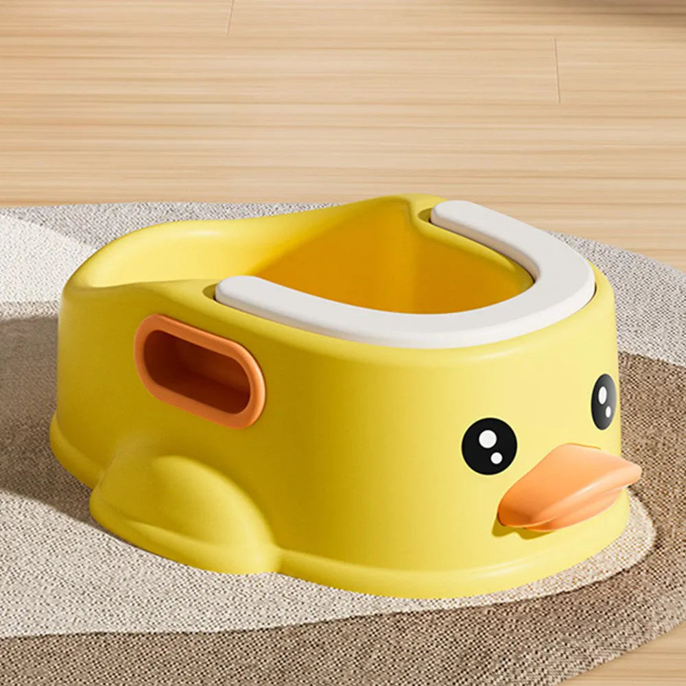 Duck-shaped blue PVC bathtub for washing dogs and cats on grass