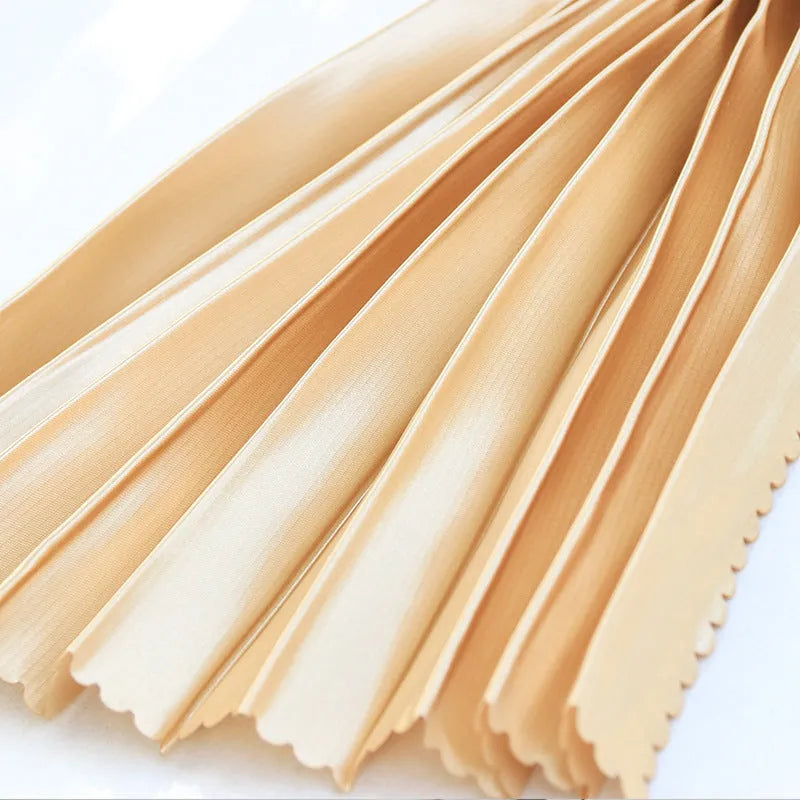 Retractable car sunshade curtain in thick opaque cloth on a roller shutter mechanism