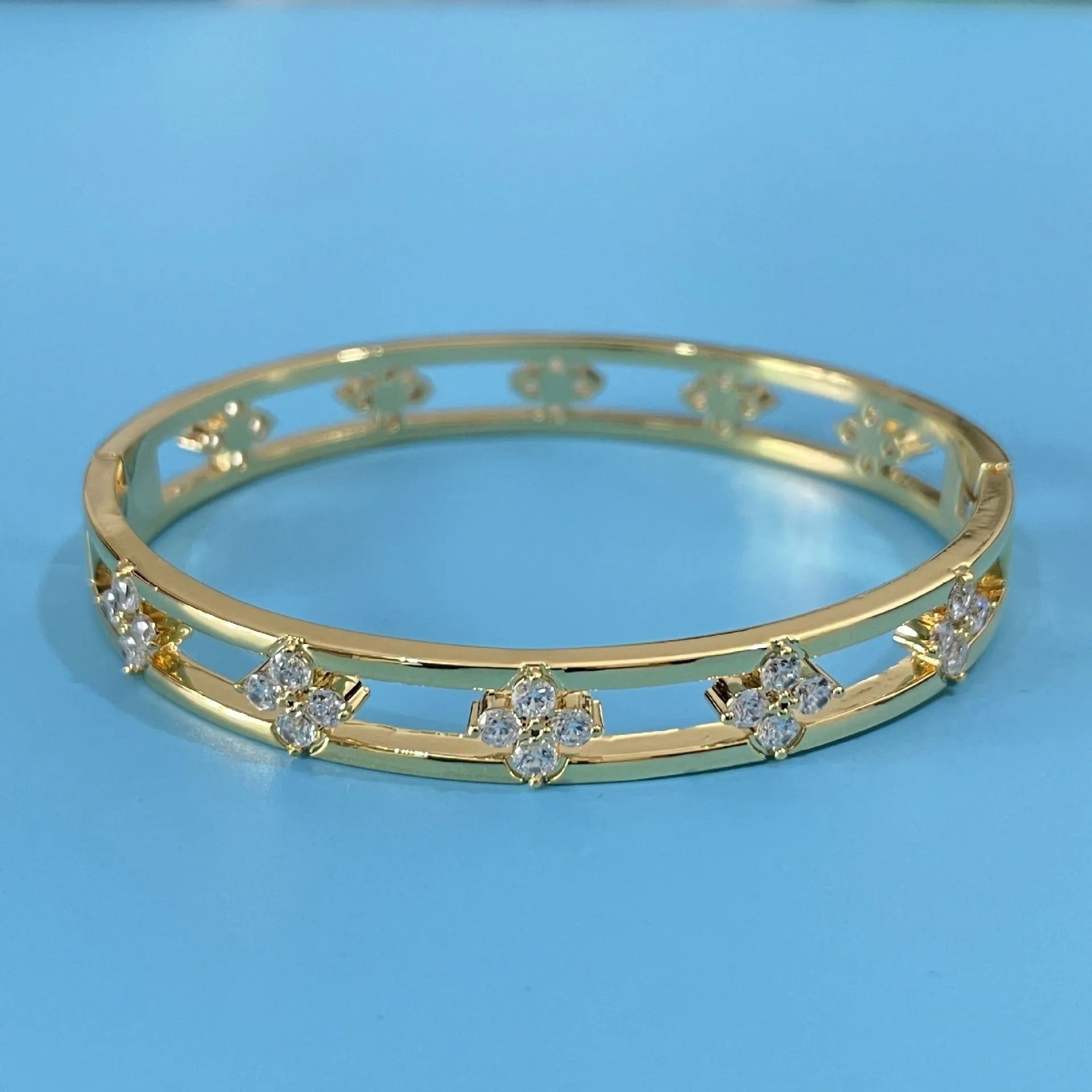 Women's hollow bracelet with four-leaf clover charm and zircon inlay in gold or silver colour