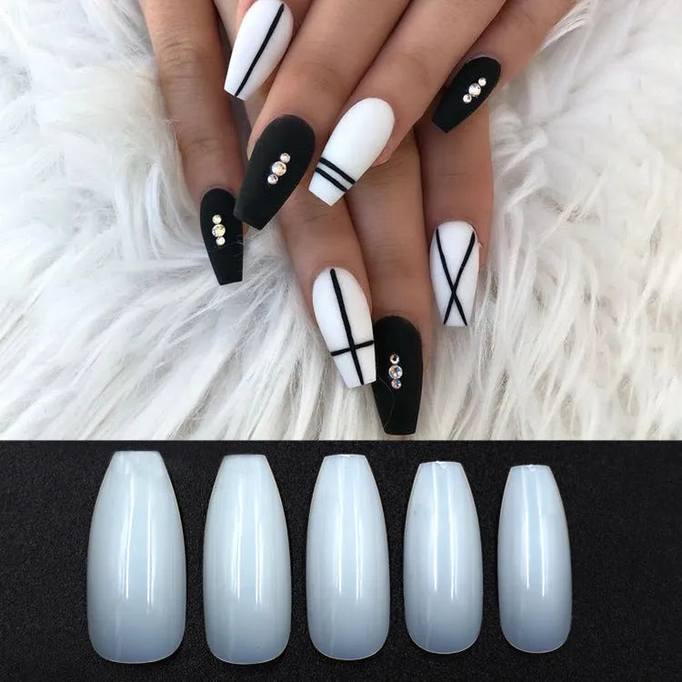 500 transparent false nails in various sizes on a white background, showing clear and natural colour options.