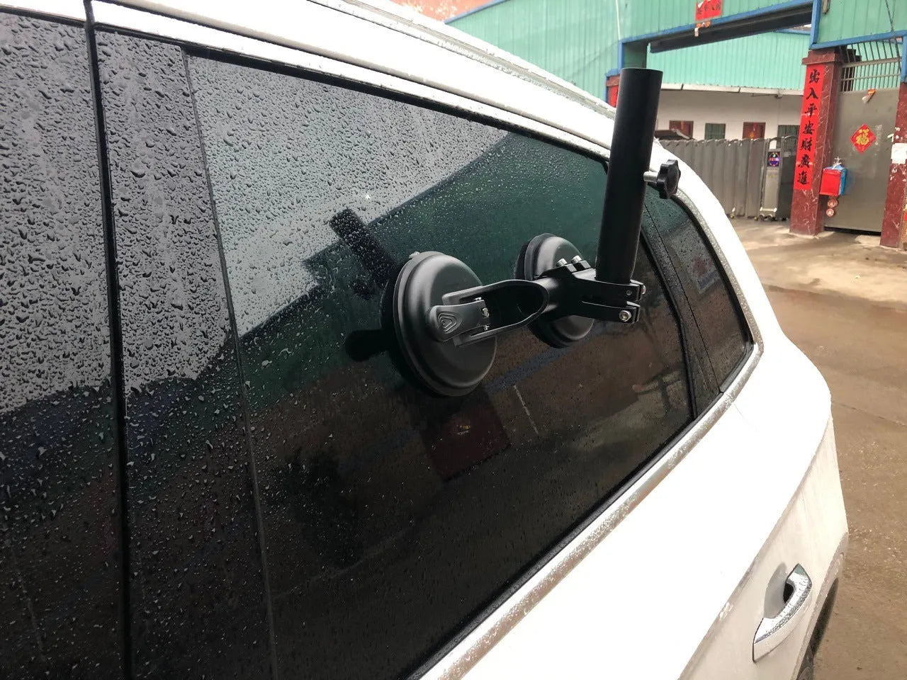 Black off-road car sucker base flagpole mount with ABS construction and glass sucker mechanism
