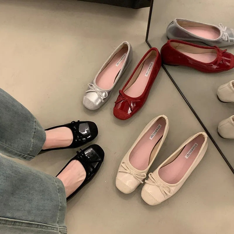 Women's retro ballet flats with square toe and bow detail in Mary Jane style