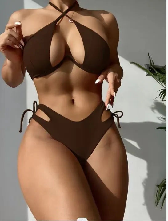 Women's halter neck bikini swimsuit in solid colour with briefs design
