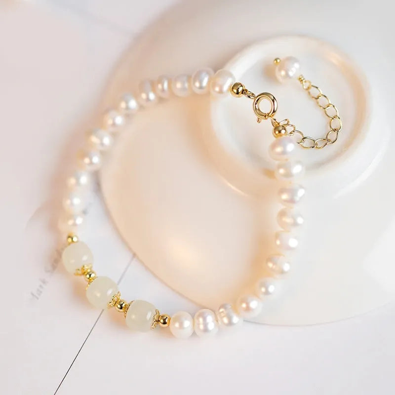 Natural freshwater pearl bracelet with diamond-shaped pearls in a Hetian jade colour.