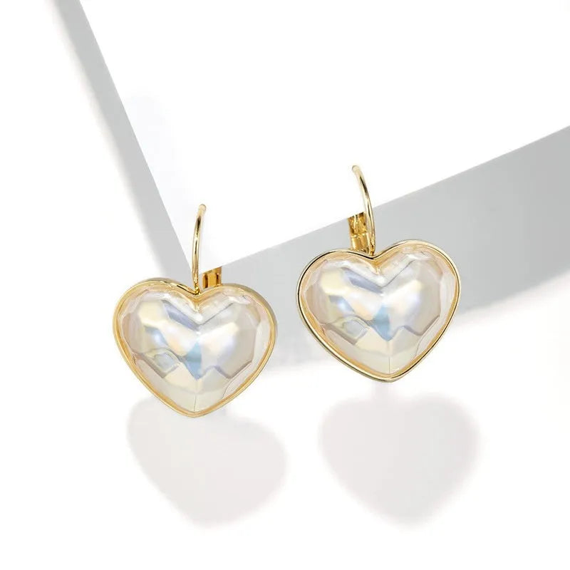 Gold-coloured alloy women's ear clips with natural style design for summer fashion wear