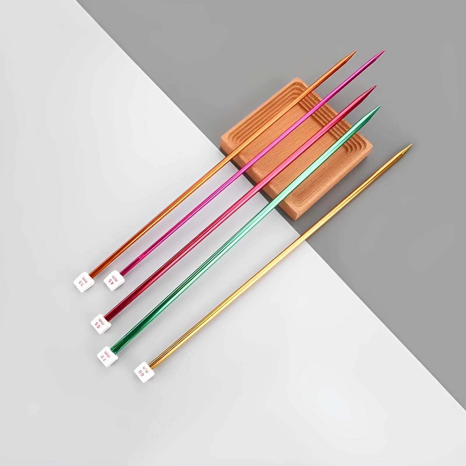 Set of crochet hooks in various sizes from 2.0mm to 9.0mm, each with a protective end cap.
