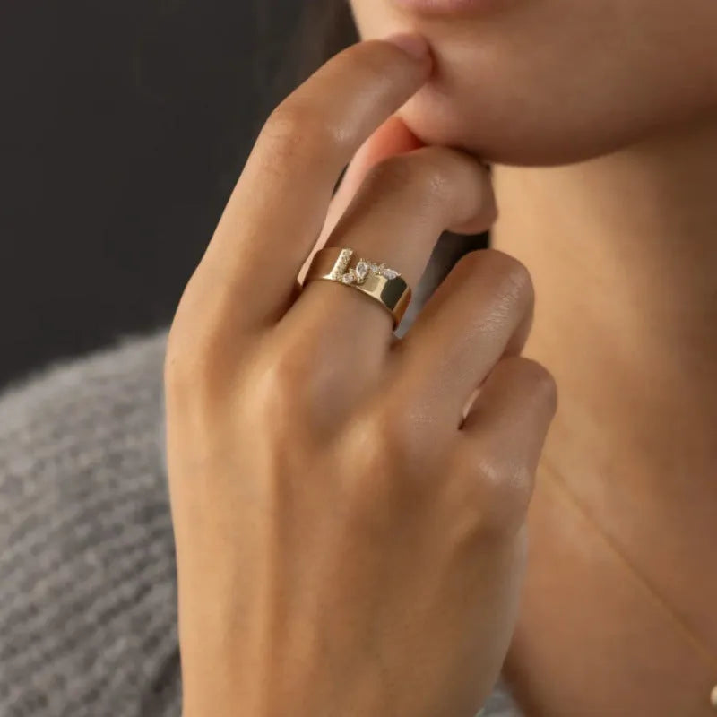 Gold-plated copper ring with shining zircon stone in women's sizes 6 to 10